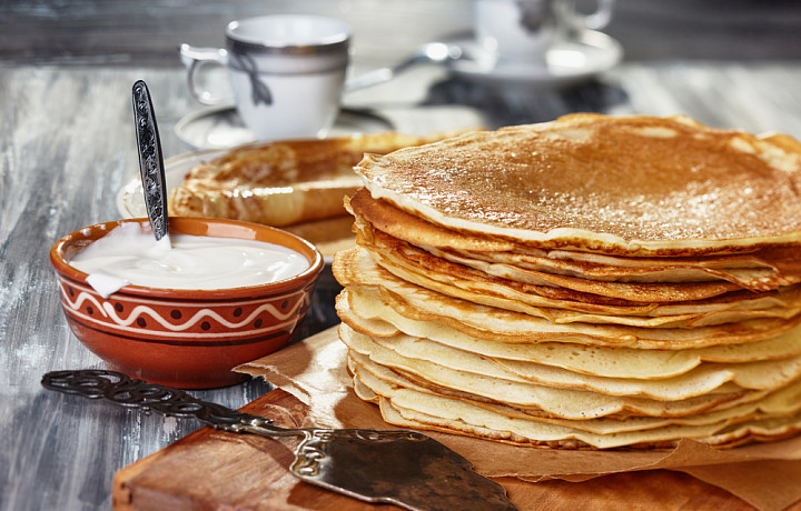 Диетолог назвал самые вредные начинки для блинов