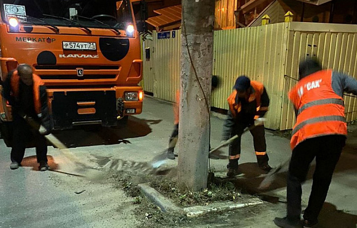 В уборке и благоустройстве Тулы 22 августа задействовали более 55 единиц техники и около 335 рабочих