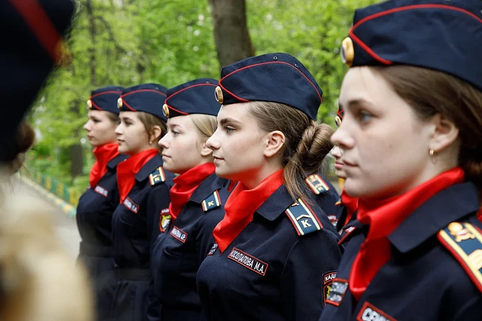 Тульские кадеты и студенты поздравили ветерана Великой Отечественной войны с наступающим Днем Победы