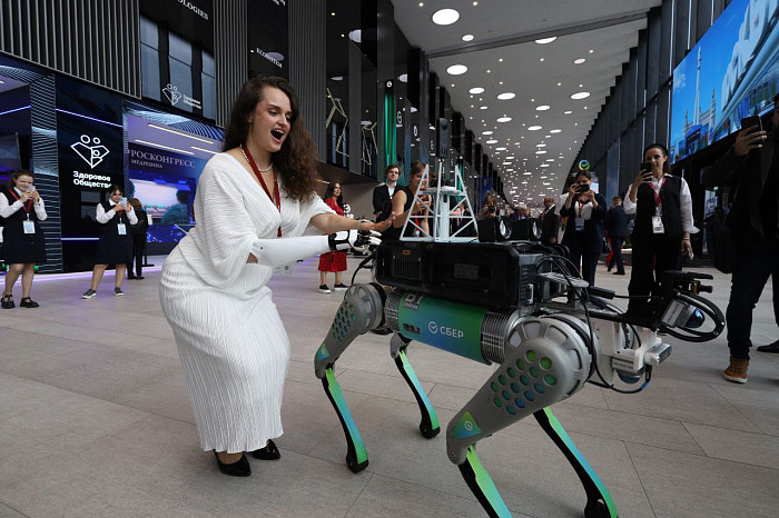 Люди, машины, роскошь: яркие фото третьего дня ПМЭФ-2024