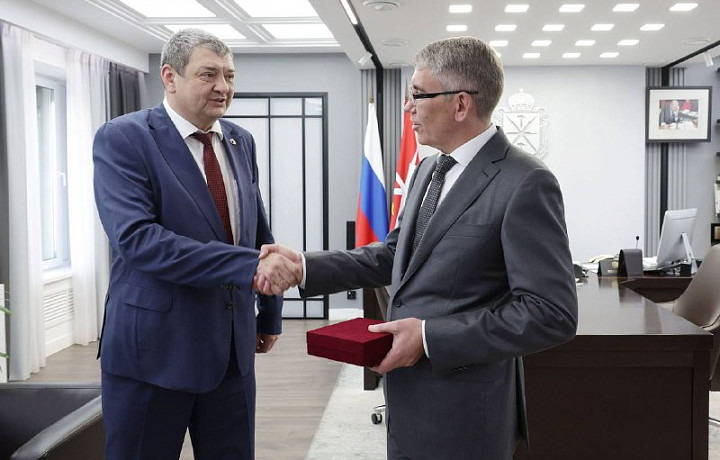 Губернатору Тульской области вручили знак Почетного гражданина Горловки