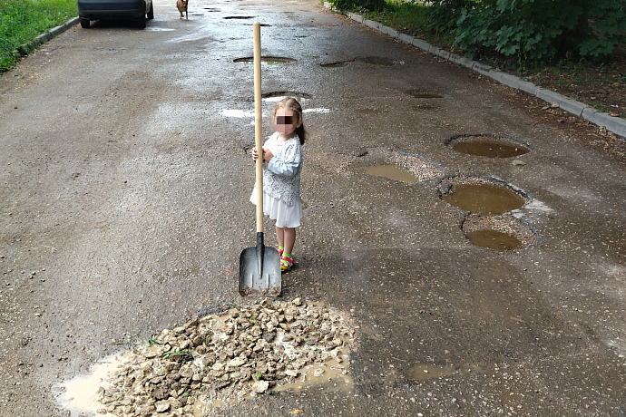 В Алексине маленькая девочка «помогла» засыпать ямы на дорогах