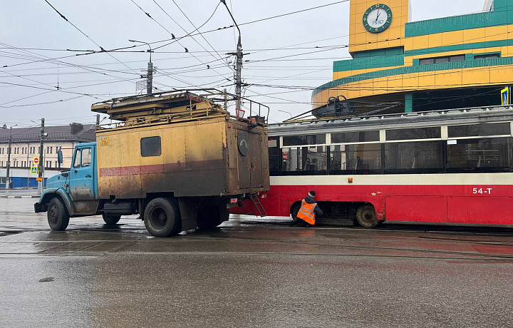 На Пролетарской улице в Туле сломался трамвай