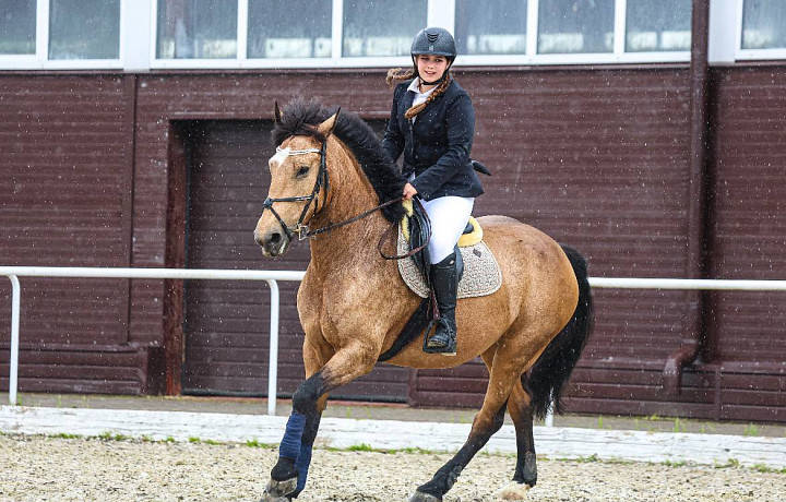 «Она слышит топот копыт во сне». История тульской девочки Вики Глазковой, которая мечтает о лошади для тренировки и побед