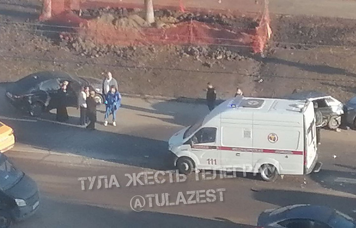 В Туле на улице Пузакова произошло массовое ДТП
