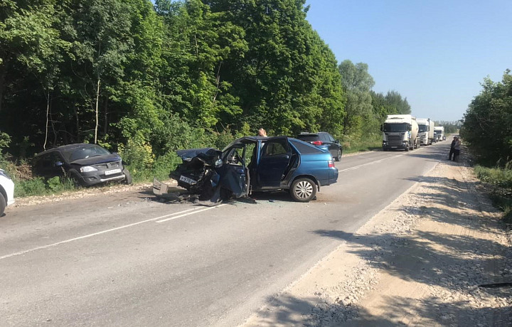 Девушка за рулем «ВАЗа» попала в больницу после ДТП в тульском поселке Ленинский
