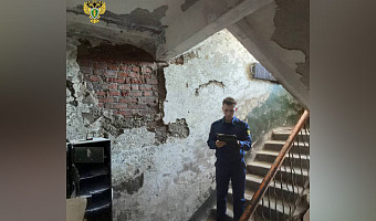 Жители дома на Фрунзе в Туле пожаловались на аварийное состояние подъездов