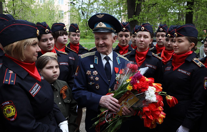 Тульские кадеты и студенты поздравили ветерана Великой Отечественной войны с наступающим Днем Победы
