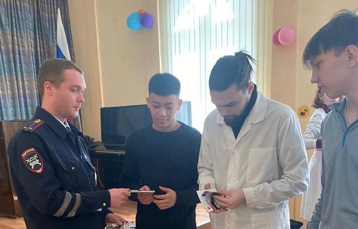 Сотрудники Госавтоинспекции Новомосковска провели беседы с будущими медиками