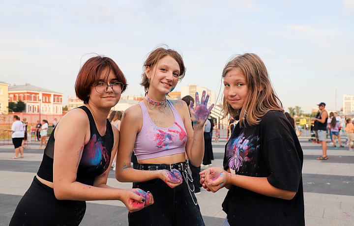 В Туле на Казанской набережной прошёл фестиваль красок