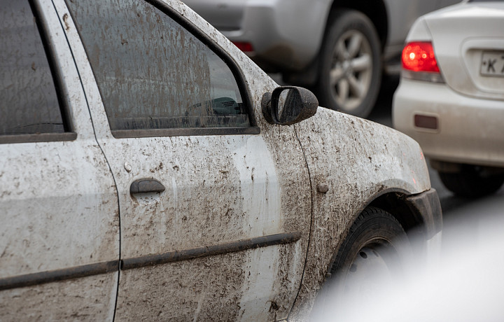 Административная, гражданско-правовая и уголовная ответственности: что грозит водителю, который облил пешехода из лужи
