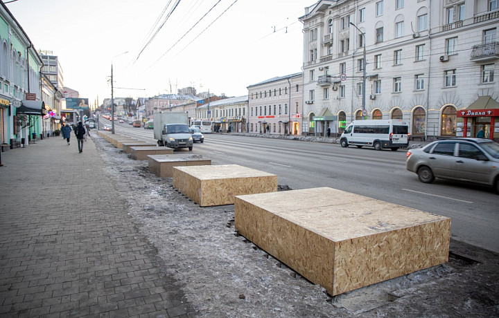 У центра «Родина» на проспекте Ленина в Туле начали устанавливать модули для деревьев