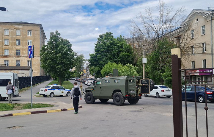 Туляки заметили во дворе «Космос дома» на улице Агеева военную технику и Росгвардию