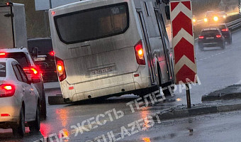 Автобус лишился колеса на улице Рязанской в Туле