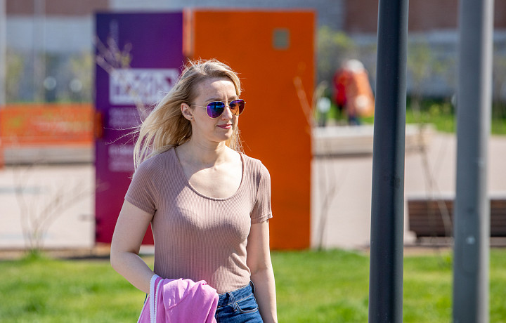 Кошка или инопланетянка: стилисты рассказали о трендовых и базовых моделях очков на весну и лето 2024 года