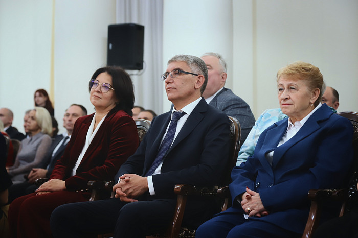 «В ваших руках находится будущее нашей страны»: Дмитрий Миляев вручил награды работникам системы среднего профобразования региона