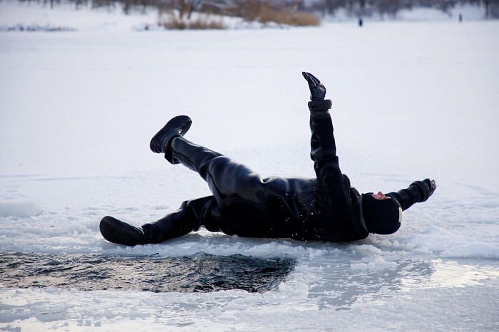 Тульские спасатели провели тренировку по спасению людей из водоемов