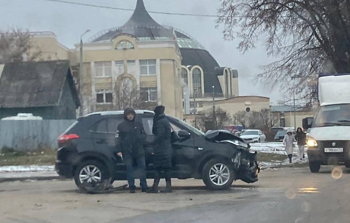 В Туле на набережной Дрейера столкнулись Toyota и Hyundai