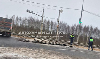 На трассе «Крым» в Тульской области большегруз потерял бетонные плиты