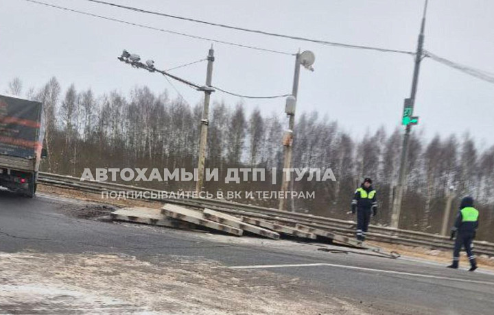 На трассе «Крым» в Тульской области большегруз потерял бетонные плиты