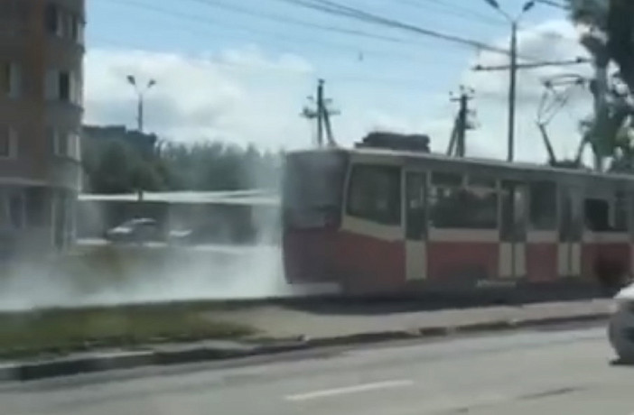 По проспекту Ленина в Туле проехал дымящийся трамвай