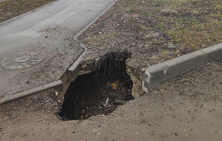 На Одоевском шоссе в Туле провалился асфальт