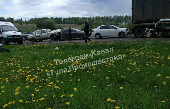 На трассе М-2 «Крым» в Чернском районе столкнулись сразу пять машин: пострадали два человека