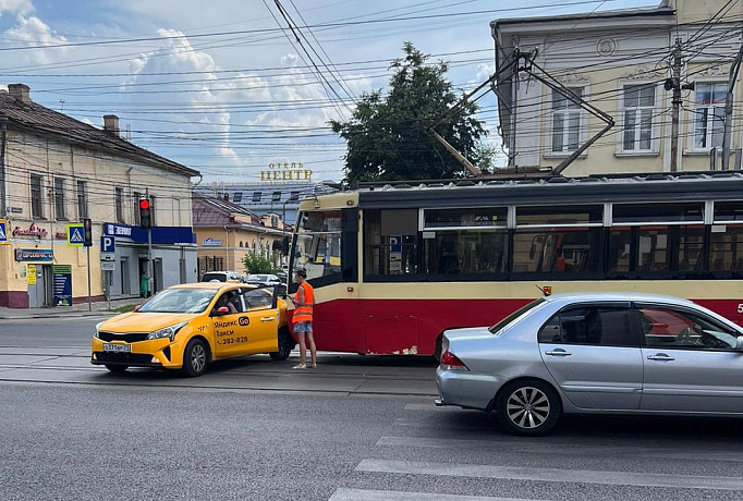 Пассажирка такси, врезавшегося в трамвай на пересечении улиц Тургеневской и Советской в Туле, рассказала об аварии