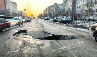 В Туле перекрыли участок улицы Хворостухина, где утром 24 декабря провалился асфальт