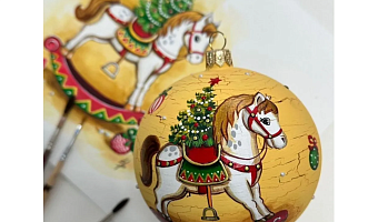 Набор за полмиллиона, страшный клоун, конь в пальто и… непотребства: какие ёлочные игрушки продают в Туле