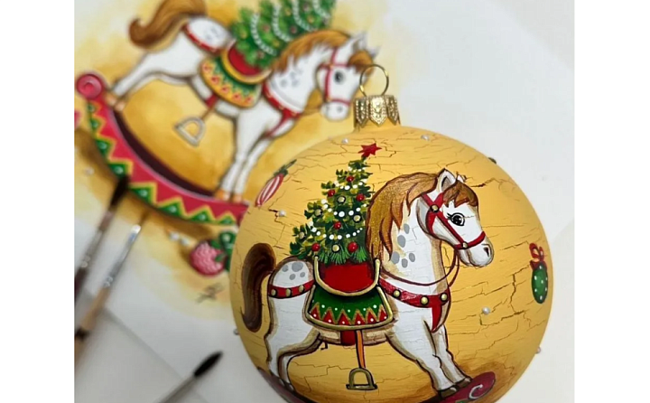 Набор за полмиллиона, страшный клоун, конь в пальто и… непотребства: какие ёлочные игрушки продают в Туле