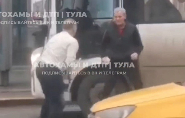 В Туле на кадры очевидцев попала драка водителей маршруток