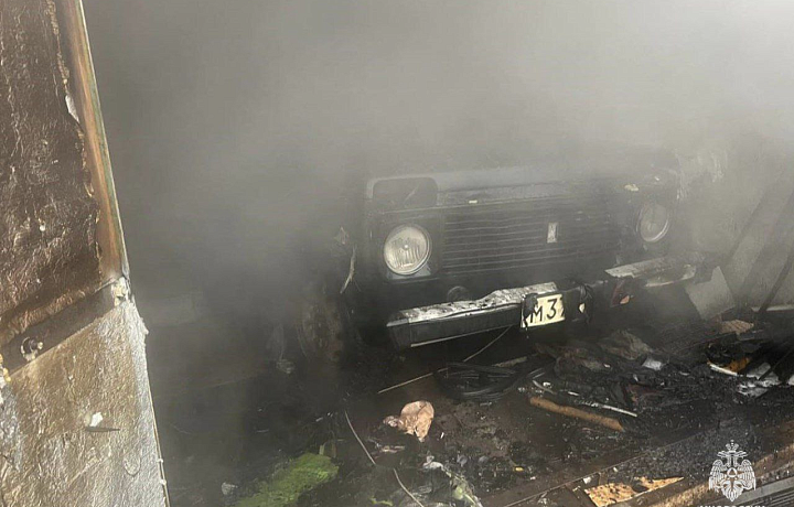Из-за пожара в гаражном блоке поселка Дубна обгорел питбайк и выгорел салон автомобиля