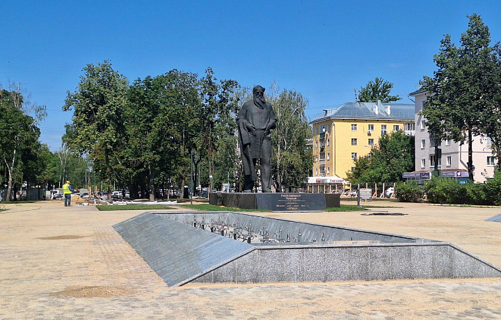 В тульском сквере Льва Толстого отреставрировали памятник писателю и установили фонтаны