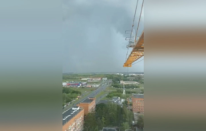 Тулячка показала грозу и молнии из кабины строительного крана