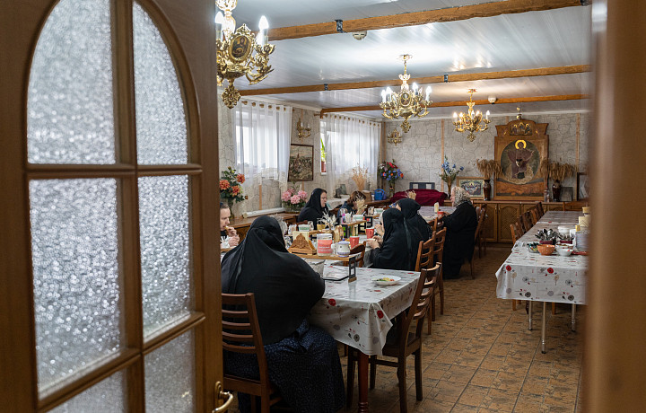 «А хочешь, я тебе расскажу про свои четыре жизни?»: как сейчас живут монахини и откуда в тульских Горелках появился приют, в котором спасают детей?