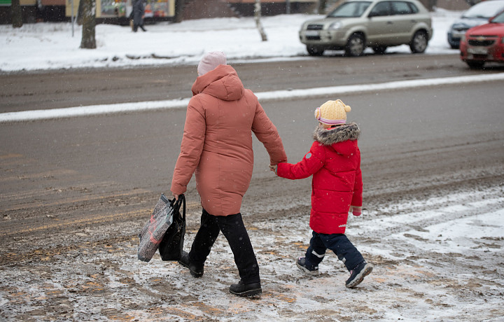 Как выбрать малышу первую обувь и не повредить ему ногти и стопы – советы подолога