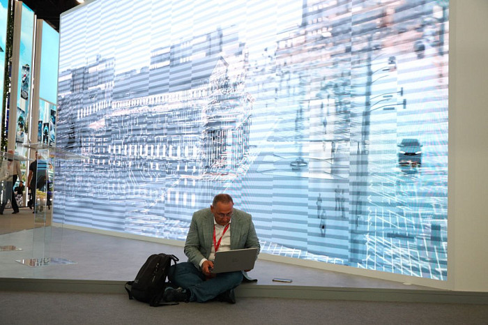 Люди, машины, роскошь: яркие фото третьего дня ПМЭФ-2024