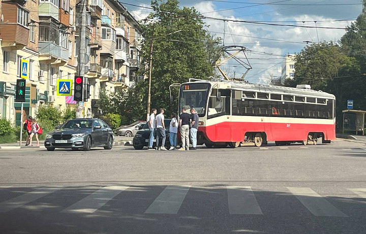 Трамвай столкнулся с BMW на улице Болдина в Туле