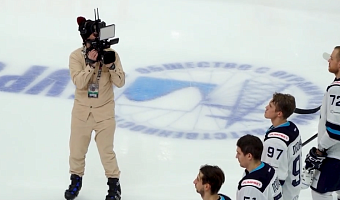 «Гимн, работаем! Шестой готовится. Восьмёрочка, не вижу картинки»: как в Туле делают хоккей сочным и красивым - показываем работу операторов и режиссеров на матчах АКМ