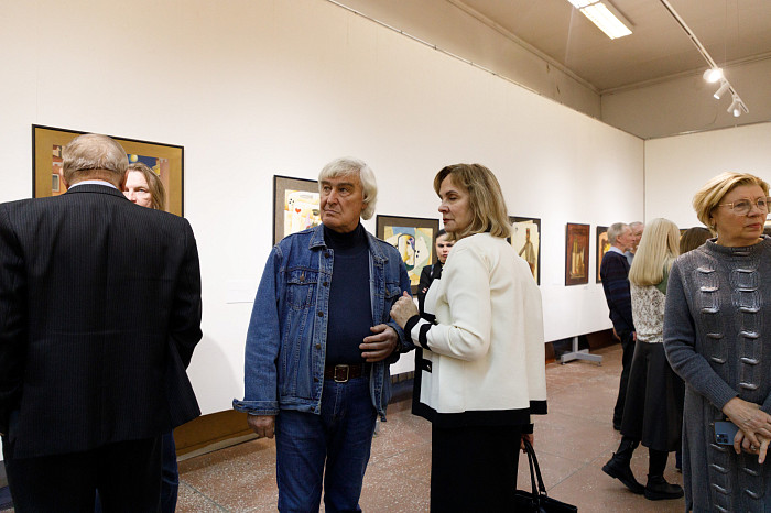 Таинственные маски и средневековые мотивы: в Туле открылась выставка художника Александра Майорова