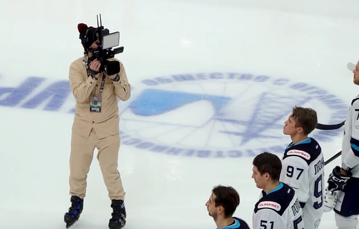 «Гимн, работаем! Шестой готовится. Восьмёрочка, не вижу картинки»: как в Туле делают хоккей сочным и красивым - показываем работу операторов и режиссеров на матчах АКМ