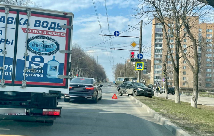 На пересечении улиц Первомайской и Фрунзе в Туле столкнулись Toyota Camry и Lexus