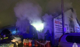 Тульские спасатели потушили пожар в автосервисе