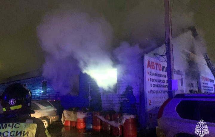 Тульские спасатели потушили пожар в автосервисе
