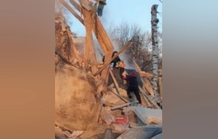 Из-под завалов обрушившегося дома в Тульской области спасли ребенка