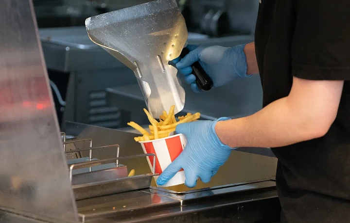 Супермаркеты, фастфуд и маркетплейсы возглавляют топ покупок по детским картам