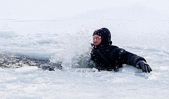 Тонкая грань: спасатели напомнили, что делать, если провалился под лед, и как помочь утопающему