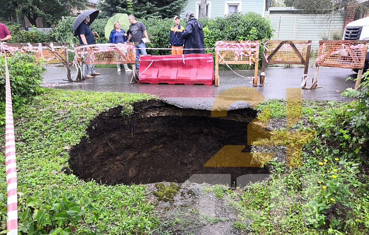 На улице Одоевской в Туле обвалился грунт из-за прорыва канализации