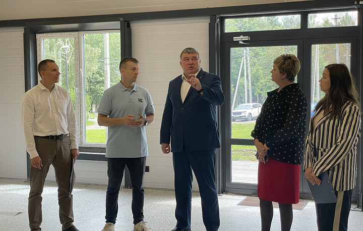 «Если результат нам понравится, будем транслировать и на другие территории»: Илья Беспалов проинспектировал установку модульного дома культуры в посёлке Молодежный